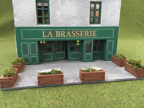 28mm 1:56 "Brasserie" front yard