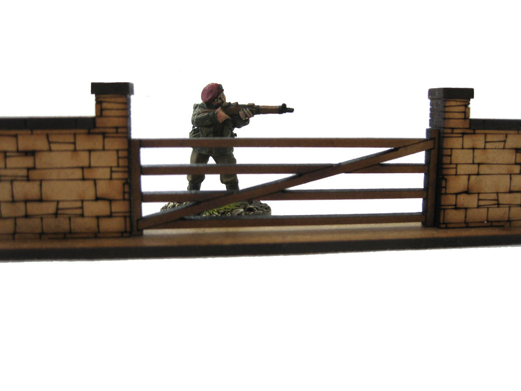 28mm 1:56 Stone Walls (1 x 5 bar gate section & 1 x straight piece )